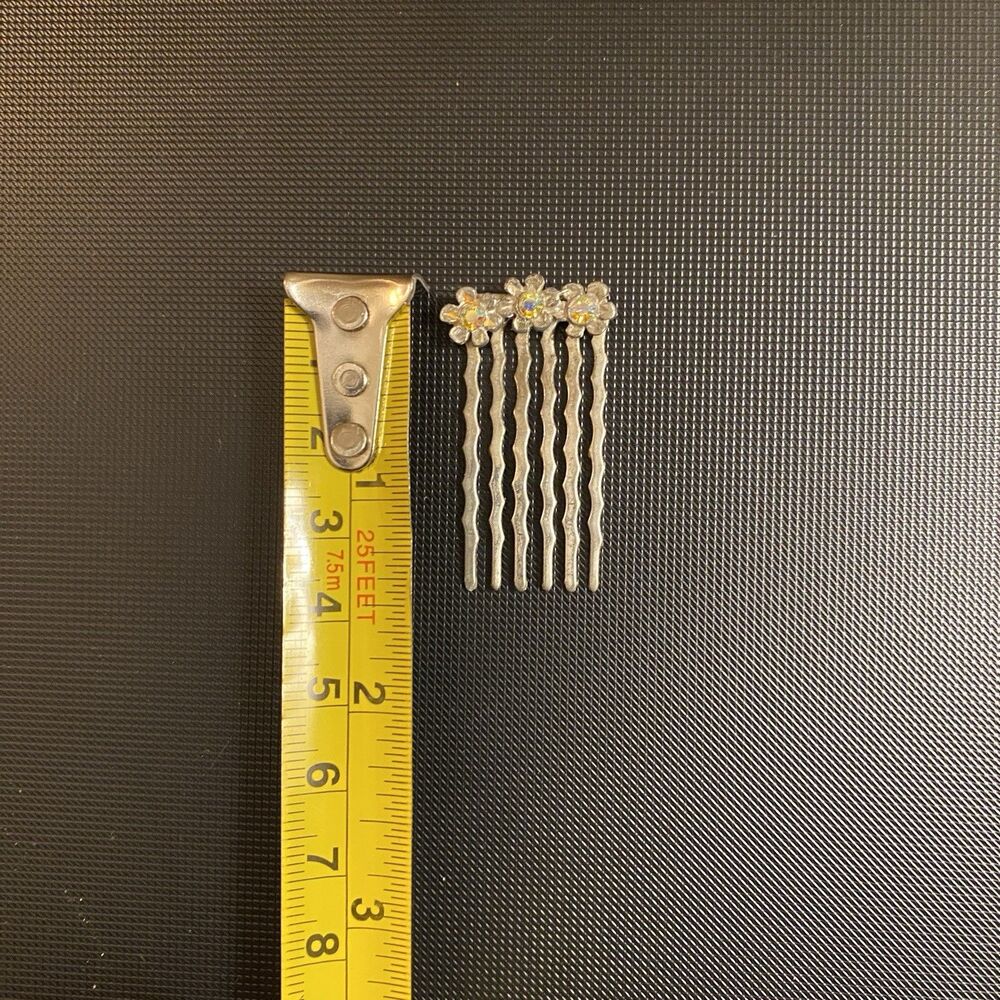 Bridal Comb With Three Flower Rhinestones Design - Picture 5 of 5